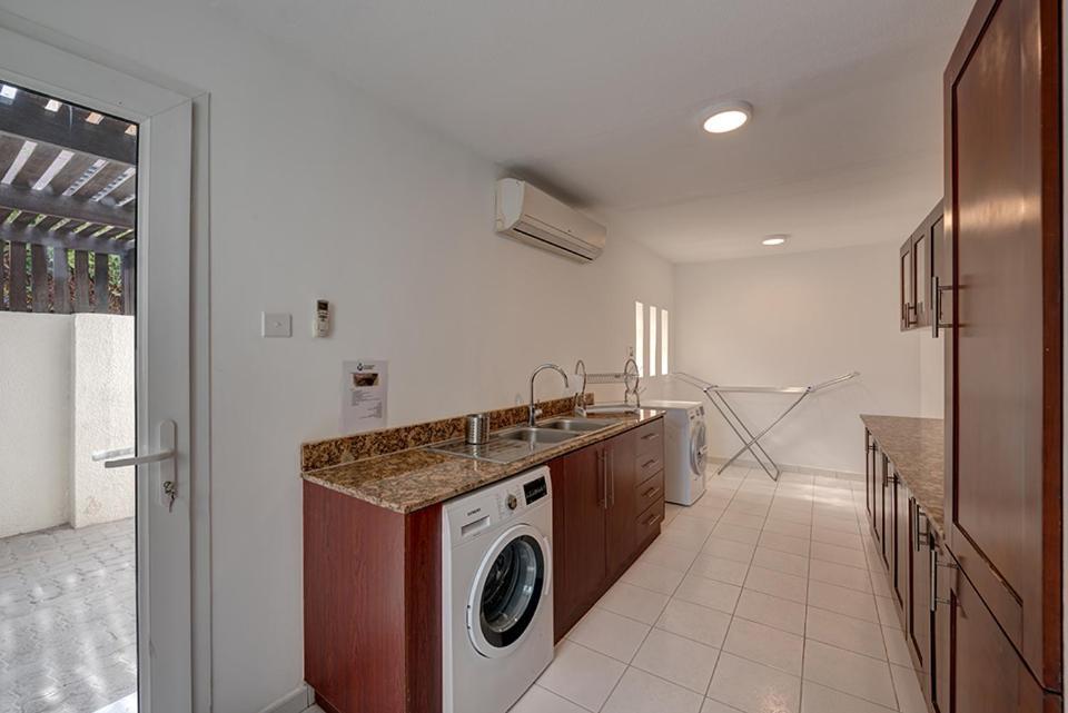 J5 Four Bedroom Villa Holiday Home In Al Wasl For Families Only Дубай Екстериор снимка